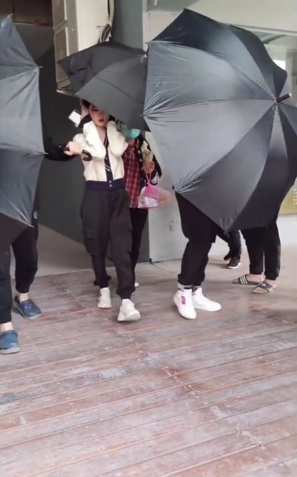 鞠婧祎|鞠婧祎出行三把黑伞开路，保镖呵斥路人让开，粉丝澄清怕造型泄露