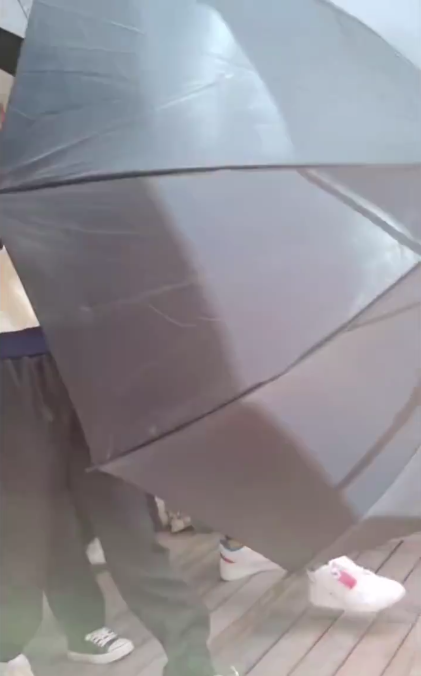 鞠婧祎|鞠婧祎出行三把黑伞开路，保镖呵斥路人让开，粉丝澄清怕造型泄露