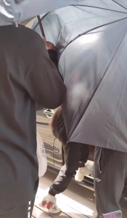 鞠婧祎|鞠婧祎出行三把黑伞开路，保镖呵斥路人让开，粉丝澄清怕造型泄露