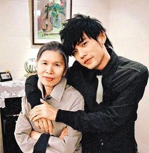 周杰伦|周杰伦妈妈：离婚后将儿子培养成天王巨星，想让侯佩岑做自己儿媳