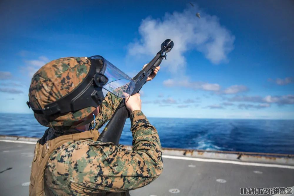外军动态美军登陆舰上的一次特殊训练海军陆战队员使用霰弹枪抛射