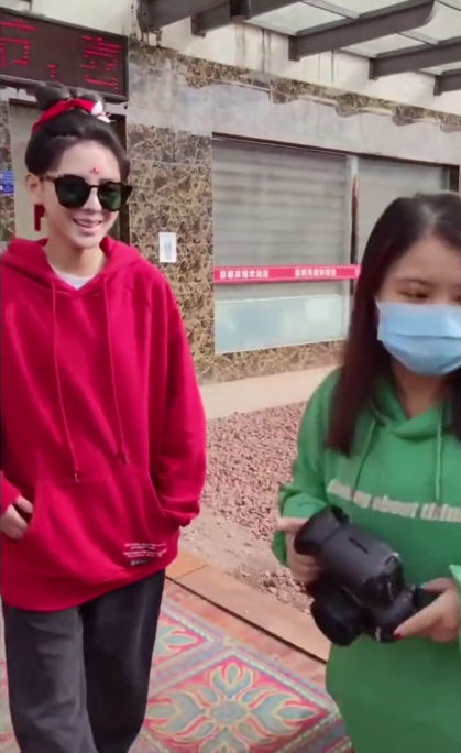 鞠婧祎|鞠婧祎出行三把黑伞开路，保镖呵斥路人让开，粉丝澄清怕造型泄露