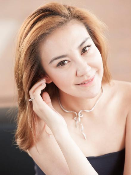 打破泡女星魔咒他迎娶小21岁娇妻如今身价560亿