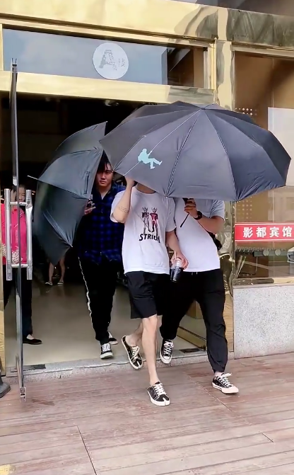 鞠婧祎|鞠婧祎出行三把黑伞开路，保镖呵斥路人让开，粉丝澄清怕造型泄露