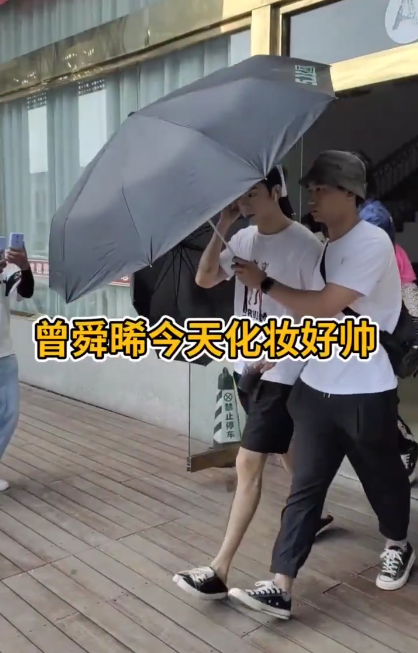 鞠婧祎|鞠婧祎出行三把黑伞开路，保镖呵斥路人让开，粉丝澄清怕造型泄露