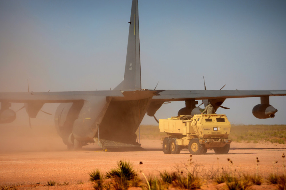 它是c-130j超級大力神戰術運輸機的空中加油版本,帶有2個多功能軟管