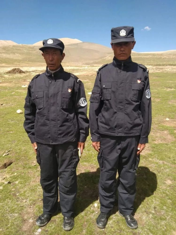 把国旗插在摩托车上走遍105公里边境每一个角落