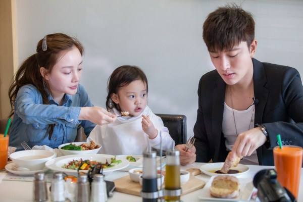 甜馨|抱怨甜馨拖后腿？李小璐配文引发众怒，贾乃亮面露难色