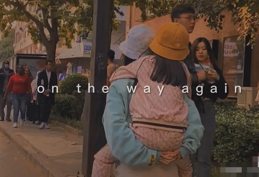 甜馨|抱怨甜馨拖后腿？李小璐配文引发众怒，贾乃亮面露难色