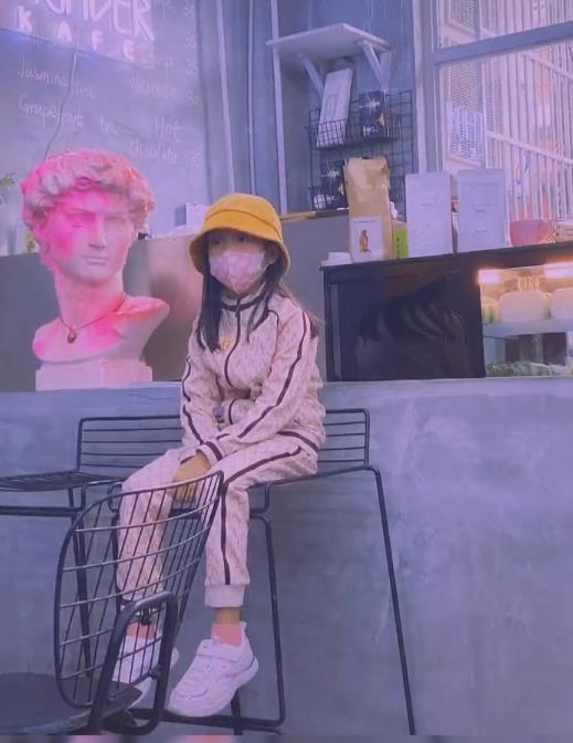 甜馨|抱怨甜馨拖后腿？李小璐配文引发众怒，贾乃亮面露难色