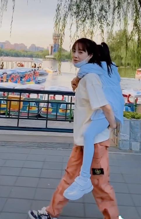 甜馨|抱怨甜馨拖后腿？李小璐配文引发众怒，贾乃亮面露难色