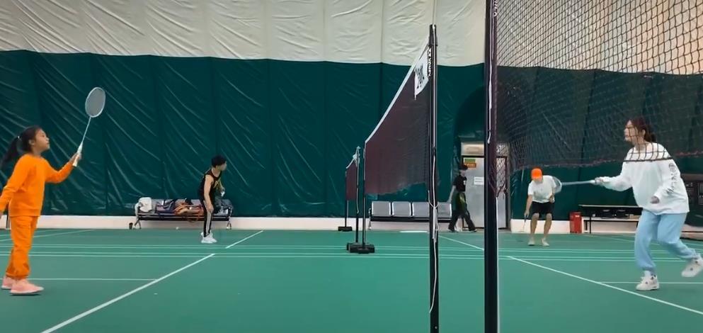 甜馨|抱怨甜馨拖后腿？李小璐配文引发众怒，贾乃亮面露难色