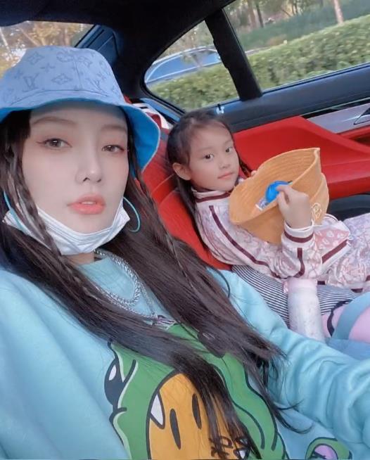 甜馨|抱怨甜馨拖后腿？李小璐配文引发众怒，贾乃亮面露难色