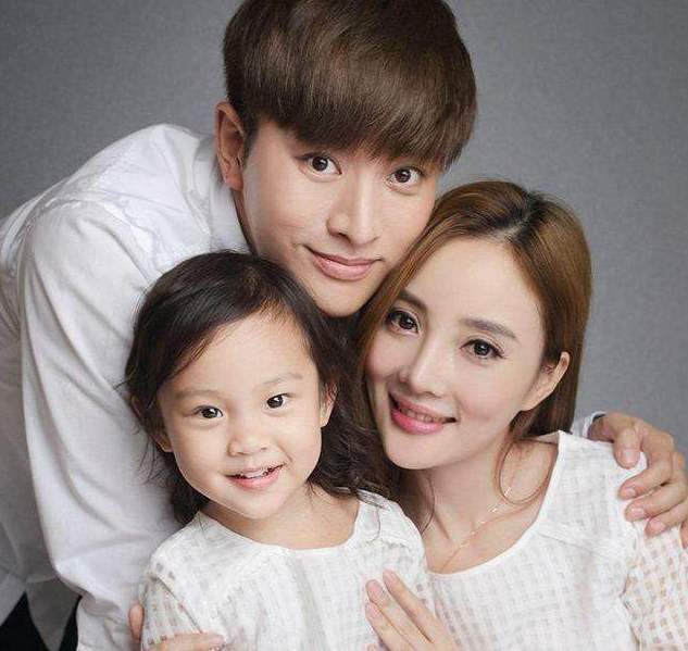 甜馨|抱怨甜馨拖后腿？李小璐配文引发众怒，贾乃亮面露难色