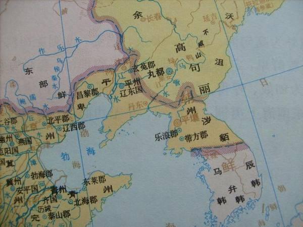 迫使东胡北退千余里,取地两千余里,置上谷,渔阳,右北平,辽西,辽东五郡