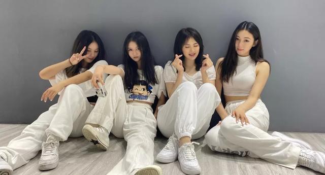 姚安娜|姚安娜与李嫣周巴黎合照居C位，又一个富二代的圈子成型