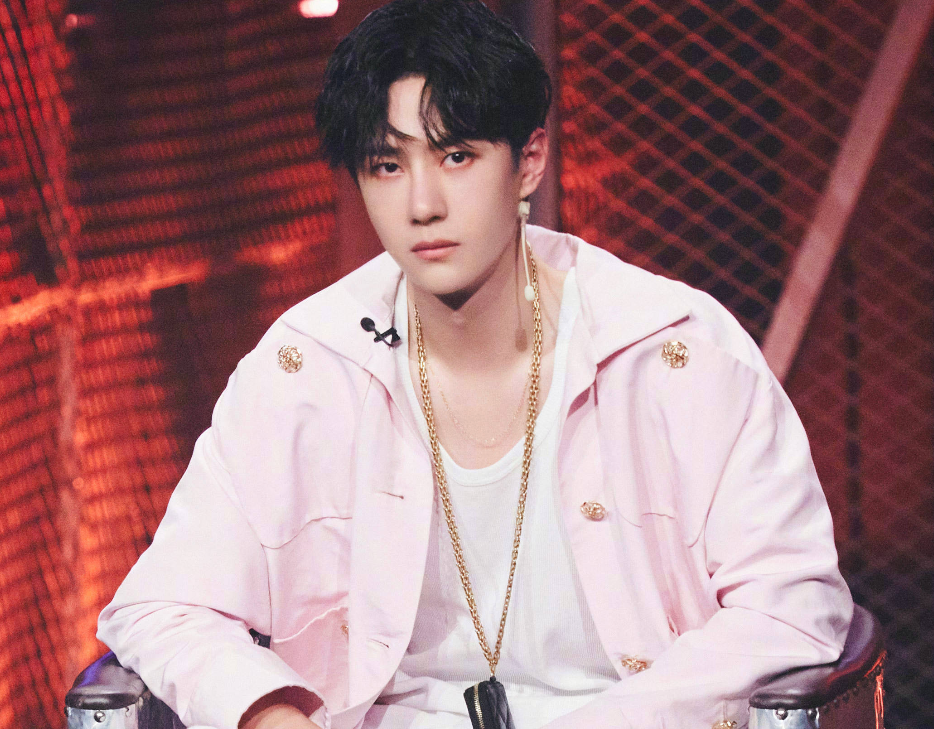 王一博|同一天，王一博摔车，肖战翻车