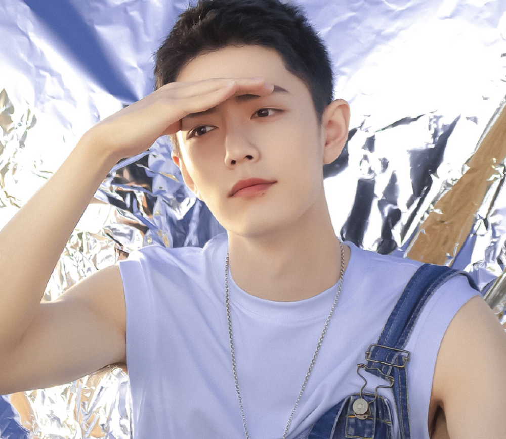 王一博|同一天，王一博摔车，肖战翻车