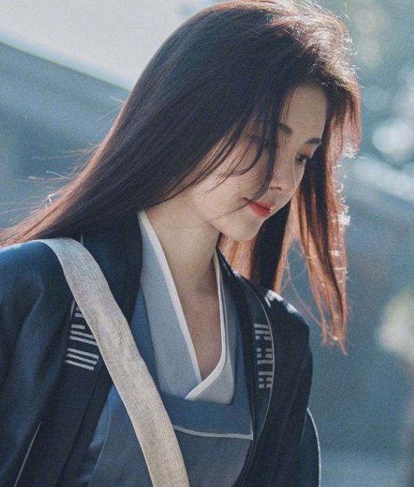 鞠婧祎|鞠婧祎“女扮男装”被网友疯传！谁注意她的手？不敢相信她25岁了！