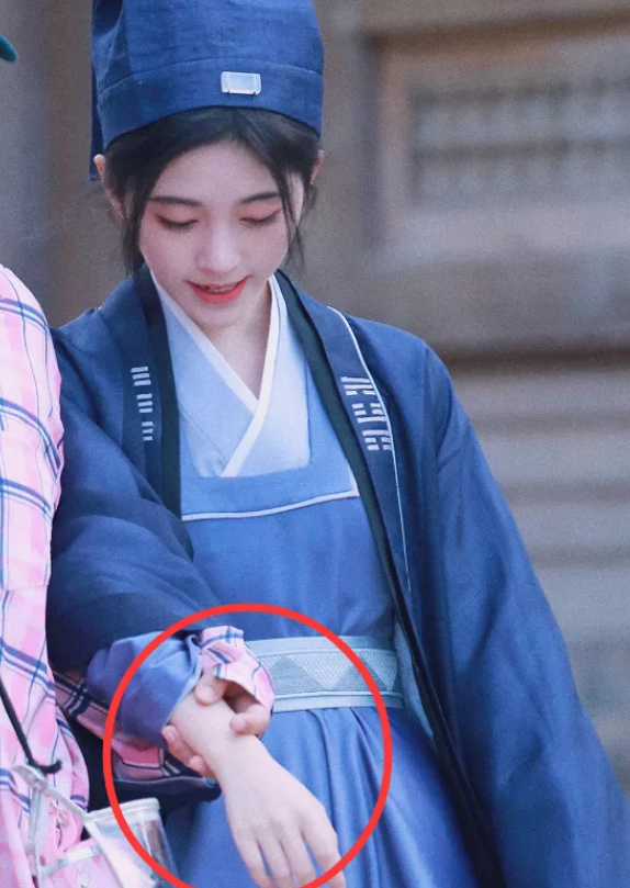 鞠婧祎|鞠婧祎“女扮男装”被网友疯传！谁注意她的手？不敢相信她25岁了！