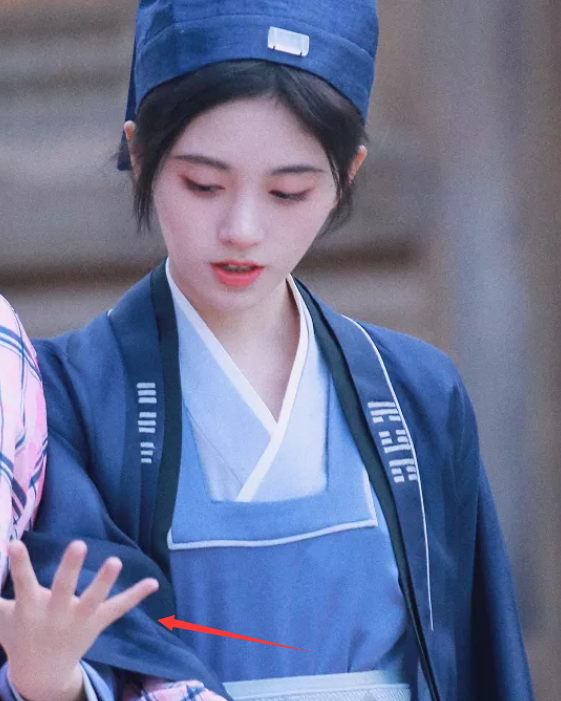 鞠婧祎|鞠婧祎“女扮男装”被网友疯传！谁注意她的手？不敢相信她25岁了！