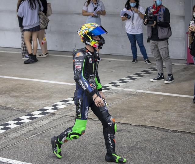 王一博|王一博摔车，自己找车队去理论带脏话，有人留言批评他引网友争论