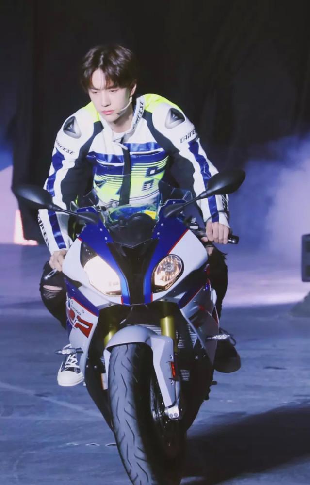 王一博|王一博摔车，自己找车队去理论带脏话，有人留言批评他引网友争论