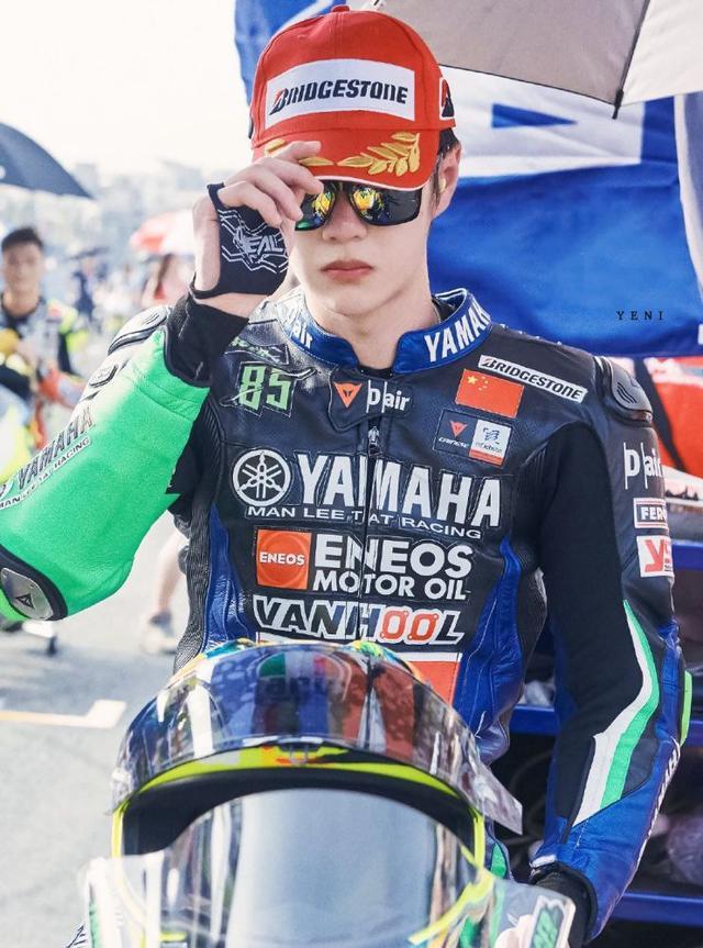 王一博|王一博摔车，自己找车队去理论带脏话，有人留言批评他引网友争论