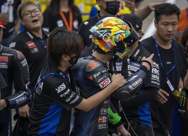 王一博|王一博摔车，自己找车队去理论带脏话，有人留言批评他引网友争论