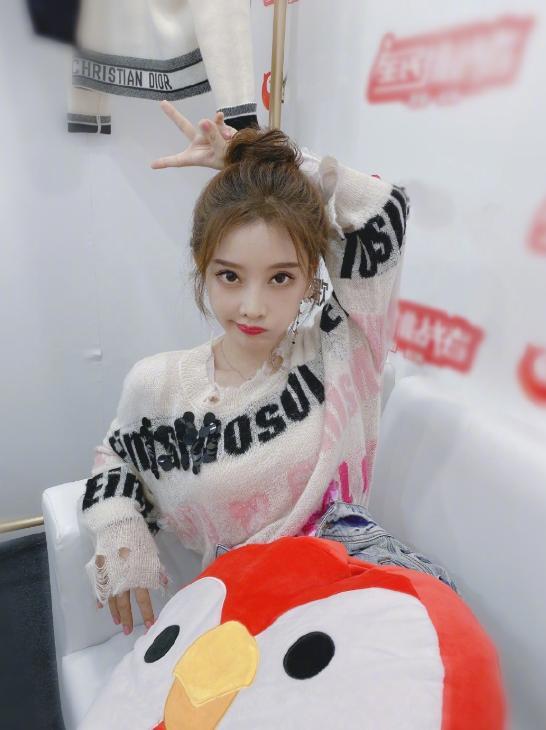 冯提莫|冯提莫什么咖位？新综艺大牌众多，东方卫视官方却亲自为她宣传