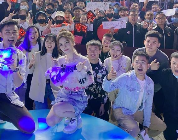 冯提莫|冯提莫什么咖位？新综艺大牌众多，东方卫视官方却亲自为她宣传