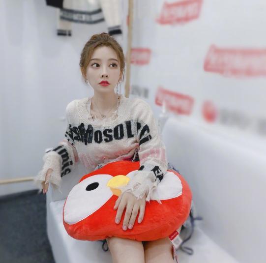 冯提莫|冯提莫什么咖位？新综艺大牌众多，东方卫视官方却亲自为她宣传