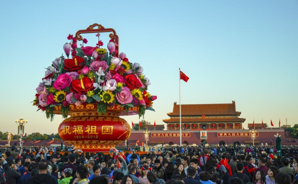 天安门广场|审美之谜：为什么国庆大花篮，年年都这么“土”？