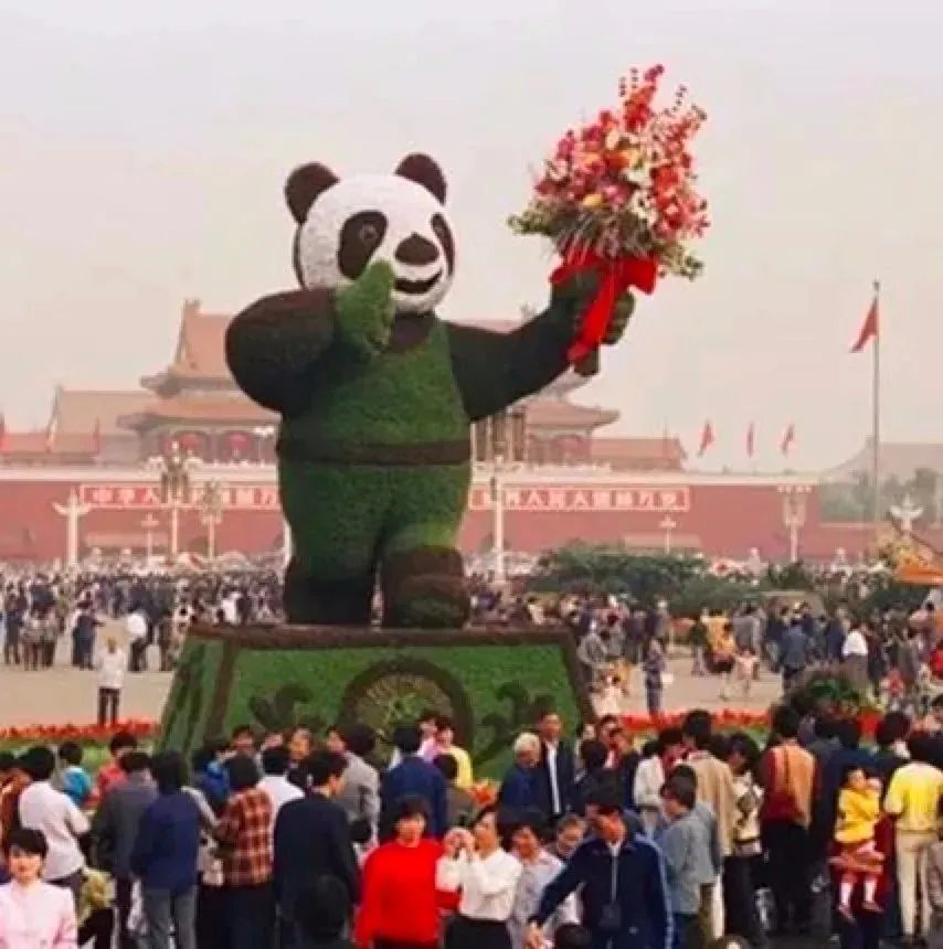 天安门广场|审美之谜：为什么国庆大花篮，年年都这么“土”？