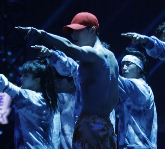 王嘉尔舞台秀肌肉这样的身材是不是女生的最爱