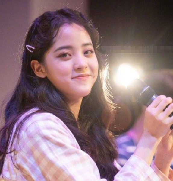 欧阳娜娜|欧阳娜娜演唱会的“睡衣”火了！价格被网友扒出后，学生党们不淡定了！