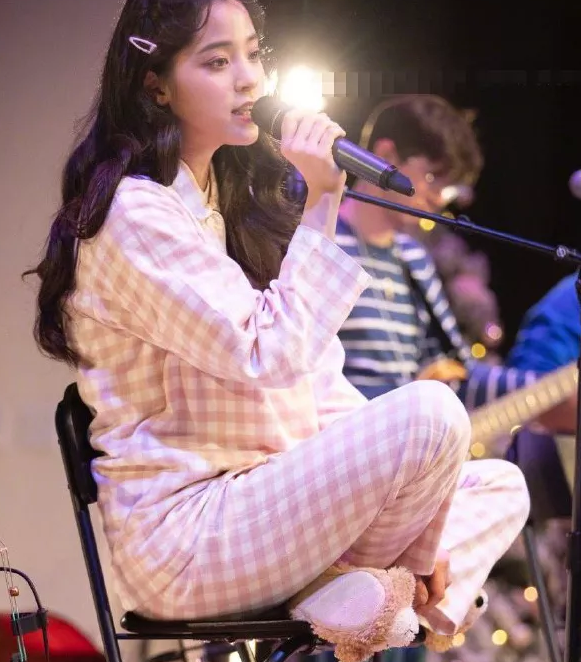 欧阳娜娜|欧阳娜娜演唱会的“睡衣”火了！价格被网友扒出后，学生党们不淡定了！