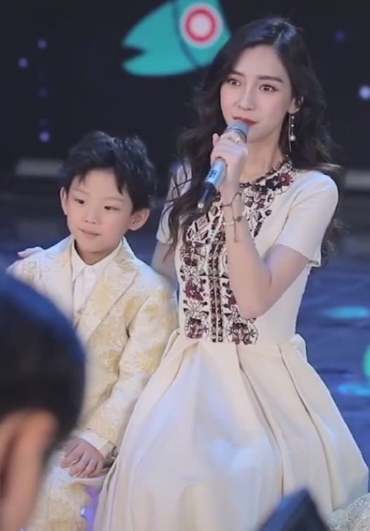 angelababy|baby“眉毛”太绝了！央视镜头下浓密到透光，混血儿特征一目了然！