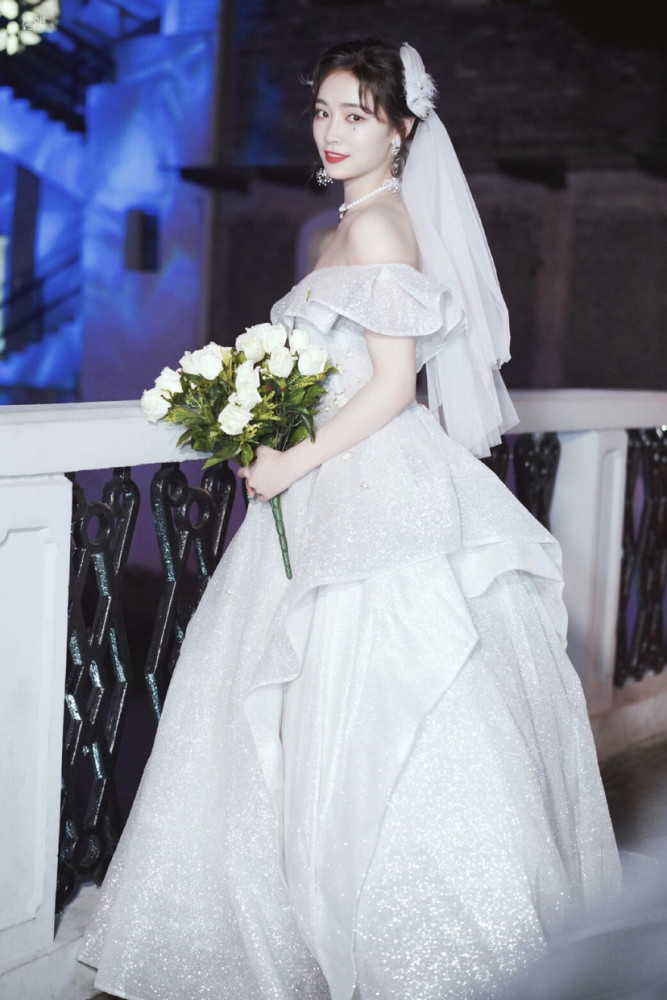 许佳琪婚纱照,"回眸"的一瞬间,还有人配的上她?