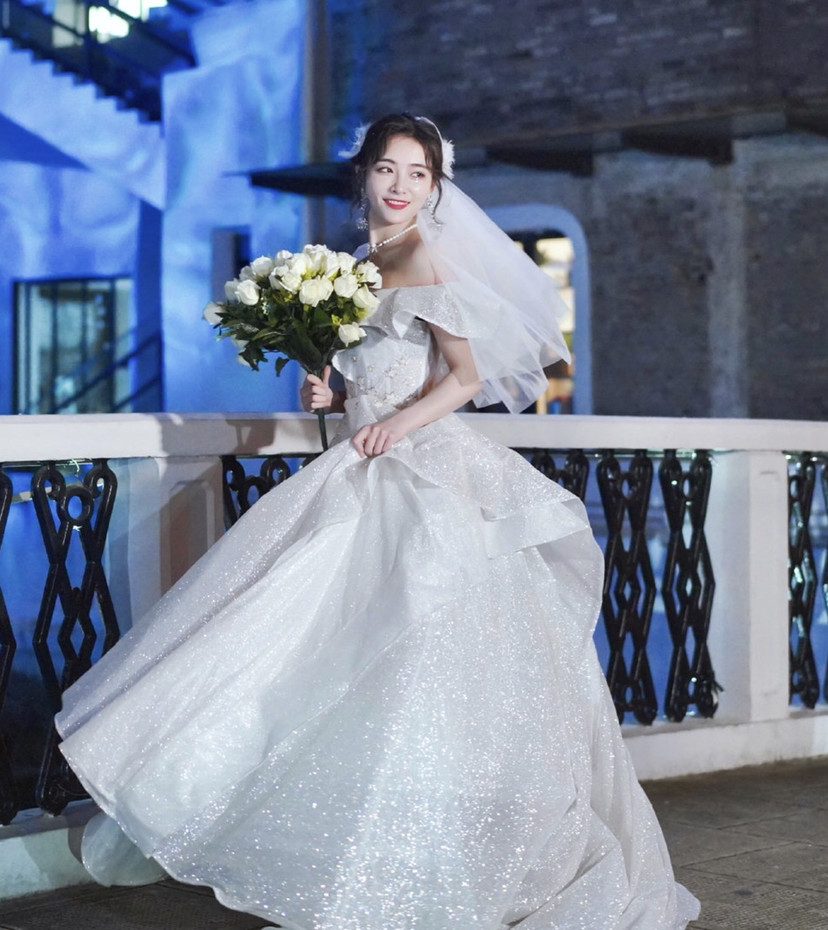 许佳琪婚纱照,"回眸"的一瞬间,还有人配的上她?