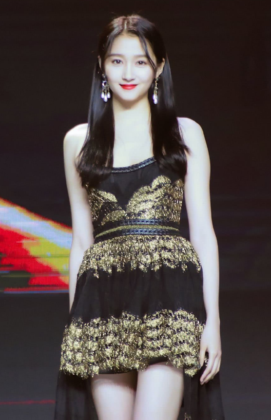 关晓彤|有一种“发育过快”叫关晓彤！腰比普通人高一截，三分身子七分大长腿！