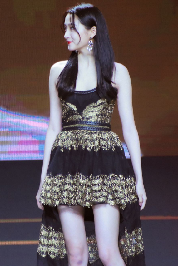 关晓彤|有一种“发育过快”叫关晓彤！腰比普通人高一截，三分身子七分大长腿！