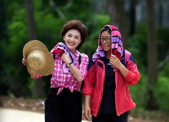 海霞|台前出口成章，私下精通农活跳广场舞，海霞讨喜的背后是毫无架子