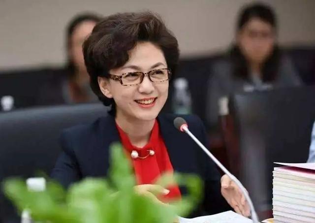 海霞|台前出口成章，私下精通农活跳广场舞，海霞讨喜的背后是毫无架子