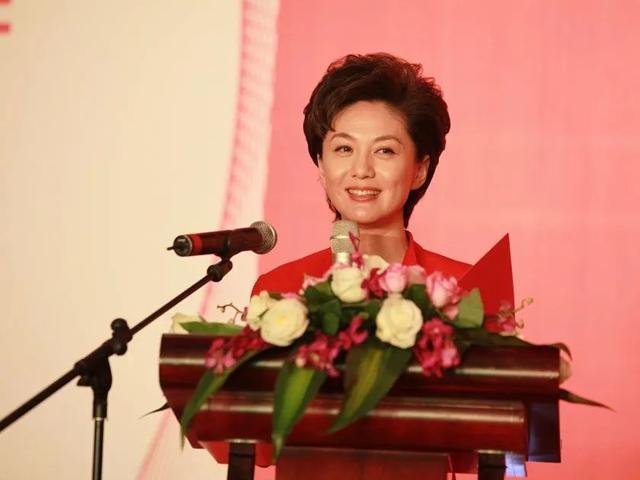 海霞|台前出口成章，私下精通农活跳广场舞，海霞讨喜的背后是毫无架子