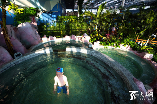 新疆温泉县泡着温泉嗨电音