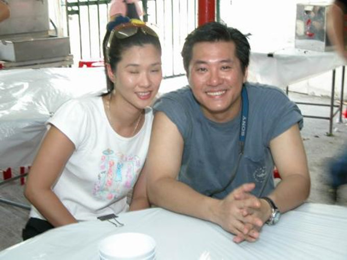 邵仲衡|怀孕了？56岁邵仲衡携妻逛街，妻子腹部隆起孕味浓，两人结婚19年