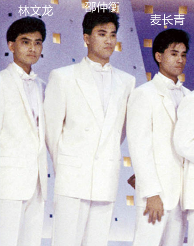 邵仲衡|怀孕了？56岁邵仲衡携妻逛街，妻子腹部隆起孕味浓，两人结婚19年