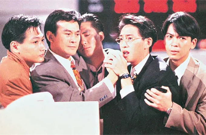 邵仲衡|怀孕了？56岁邵仲衡携妻逛街，妻子腹部隆起孕味浓，两人结婚19年