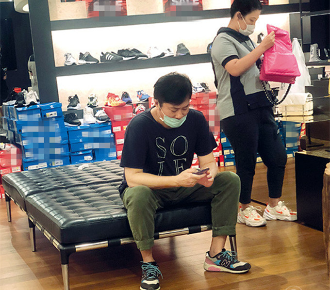 邵仲衡|怀孕了？56岁邵仲衡携妻逛街，妻子腹部隆起孕味浓，两人结婚19年